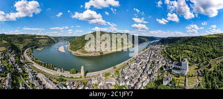 Panorama aérien 180 sur la boucle du Rhin (Rheinschleife) à Oberwesel am Rhein. Ville sur le Rhin supérieur moyen (Mittelrhein). Belle vue sur la carte postale, Banque D'Images