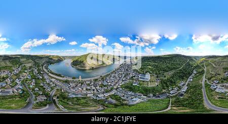 Panorama aérien 360 sur la boucle du Rhin (Rheinschleife) à Oberwesel am Rhein. Ville sur le Rhin supérieur moyen (Mittelrhein). Belle vue sur la carte postale, Banque D'Images