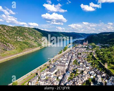 Vue aérienne sur Oberwesel am Rhein. Petite ville sur le Rhin supérieur, Mittelrhein. Carte postale panoramique avec ciel bleu, nuages. Rhinel Banque D'Images