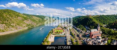 Vue aérienne sur Oberwesel am Rhein. Petite ville sur le Rhin supérieur, Mittelrhein. Carte postale panoramique avec ciel bleu, nuages. Rhinel Banque D'Images