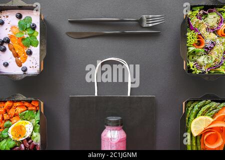 Légumes aliments santé paquet livraison de légumes boîtes isolées sur table noire. Banque D'Images