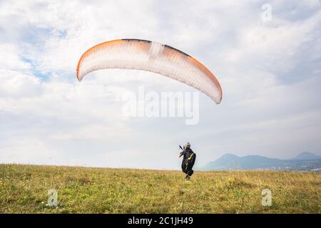 Le parapente ouvre son parachute avant de partir de la montagne dans le Nord Caucase. Remplissage de l'aile de parachute avec ai Banque D'Images