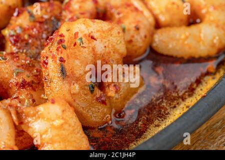 Grosses crevettes grillées (frites) sauce tomate à l'huile d'olive, à l'ail, à la coriandre et à la sauce soja... Banque D'Images