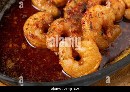 Grosses crevettes grillées (frites) sauce tomate à l'huile d'olive, à l'ail, à la coriandre et à la sauce soja... Banque D'Images