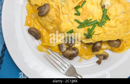Oeuf rustique omelette aux cèpes et fromage - Close up haut voir photo Banque D'Images