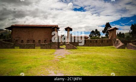 Vue sur le site archéologique de Raqchi, Cuzco, Pérou Banque D'Images