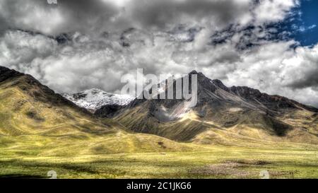 Vue panoramique sur la montagne des Andes au col de l'Abra la Raya, Puno, Pérou Banque D'Images