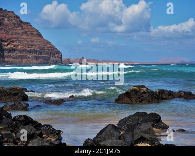 Vagues de l'Atlantique s'approchant de la rive volcanique d'Orzola à Lanzarote, dans les îles Canaries Banque D'Images