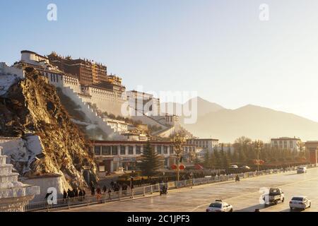 Le Palais du Potala et les pagodes au lever du soleil brillent, Lhassa, Tibet Banque D'Images