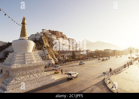 Le Palais du Potala et les pagodes au lever du soleil brillent, Lhassa, Tibet Banque D'Images