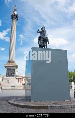 La statue du roi Charles I est montée à bord pour sa protection, après que des manifestants de la vie noire ont récemment vandalisé d'autres statues historiques Banque D'Images