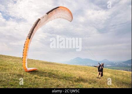 Le parapente ouvre son parachute avant de partir de la montagne dans le Nord Caucase. Remplissage de l'aile de parachute avec ai Banque D'Images