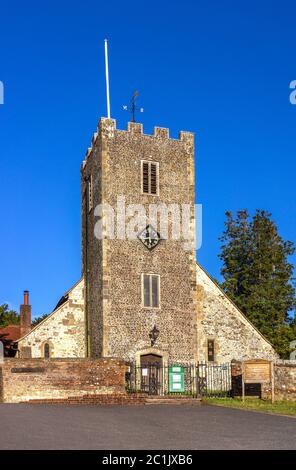 L'église médiévale normande St Mary's Church contre le ciel bleu à Buriton dans le parc national de South Downs, Hampshire, Angleterre, Royaume-Uni Banque D'Images