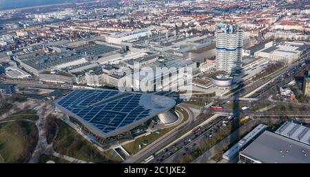 Munich, Allemagne - 10 mars 2016 : tour de quatre cylindres BMW de Munich, point de repère qui sert de siège mondial pour l'automobile bavaroise Banque D'Images