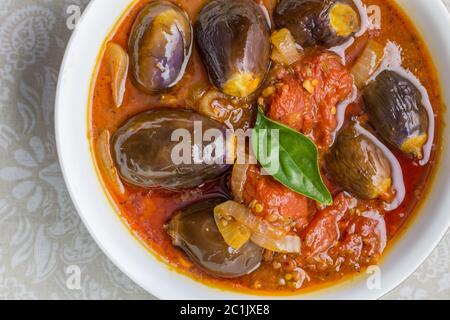 Petite casserole d'aubergine au basilic, à l'huile d'olive, à l'oignon et à la tomate - gros plan vue du dessus photo Banque D'Images