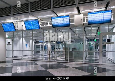 Munich, Allemagne - 10 mars 2016 : portes du terminal de l'aéroport international de Munich. Le 15ème aéroport le plus occupé du monde. Banque D'Images