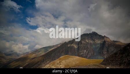 Vue panoramique sur le Barskoon Pass, la rivière et la gorge et le Sarymoynak Pass, Jeti-Oguz, Kirghizistan Banque D'Images