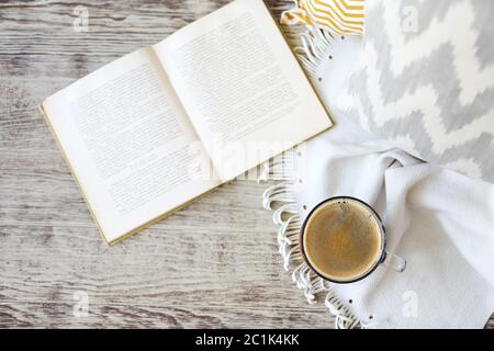 Tasse de café restant près du livre sur la table en bois Banque D'Images