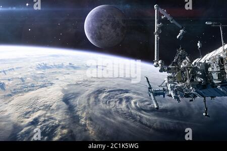 ISS dans l'espace ouvert sur fond de paysage de la Terre et de la Lune. Système solaire. Science-fiction Banque D'Images