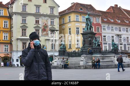 Graz/Autriche - 09 mars 2020 : homme dans la rue de la ville portant un masque facial pour la protection contre les virus pendant le coronavirus COVID-19 et l'épidémie de grippe Banque D'Images