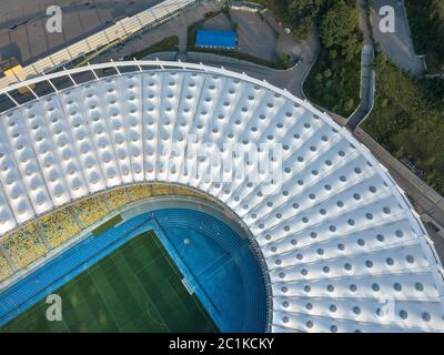 KIEV, UKRAINE - 19 juillet 2018. Vue panoramique depuis drone de construction le toit du stade, terrain de football vert, tribunes de NAT Banque D'Images