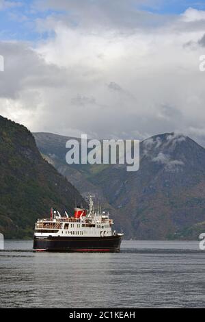 HEBRIDEAN PRINCESS à l'ancre au large de FLAM dans AURLANDSFJORDEN DE NORVÈGE Banque D'Images