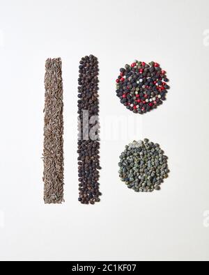 Résumé nourriture modèle géométrique avec des épices naturelles biologiques - diverses sortes de poivre, herbe de carvi isolée sur un backgrou blanc Banque D'Images
