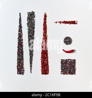 Modèle géométrique abstrait créatif avec épices naturelles biologiques - différents types de poivre, paprika, papier Chili isolé Banque D'Images
