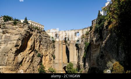 Puente Nuevo célèbre nouveau pont au coeur du vieux village Ronda en Andalousie, Espagne. Site touristique sur une journée ensoleillée avec des bâtiments en arrière-plan Banque D'Images