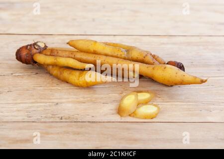 Fingerroot sur table en bois. Banque D'Images