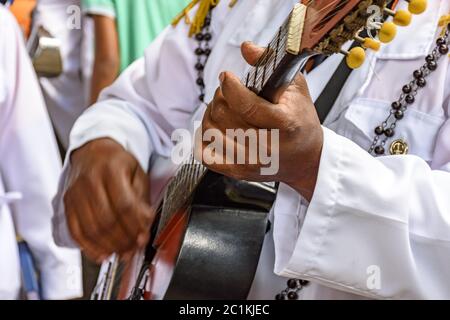 Guitariste acoustique jouant pendant le festival religieux populaire brésilien Banque D'Images