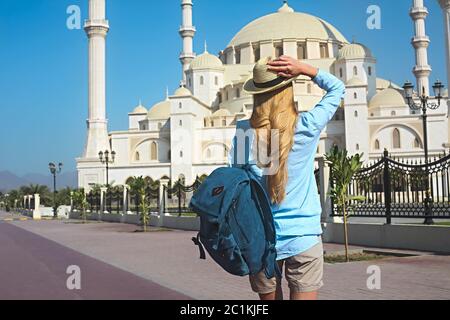 Femme voyageur de la Grande Mosquée Sheikh Zayed à Fujairah, Émirats arabes Unis Banque D'Images