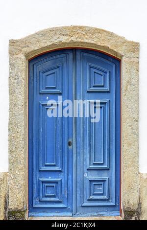 Ancienne porte d'église en bois bleu avec cadre en pierre Banque D'Images