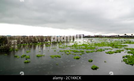 Maisons de pilotis dans le village de Ganvie sur le lac Nokoue, Bénin Banque D'Images