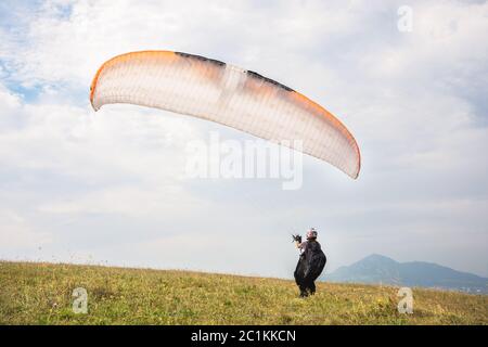 Le parapente ouvre son parachute avant de partir de la montagne dans le Nord Caucase. Remplissage de l'aile de parachute avec ai Banque D'Images