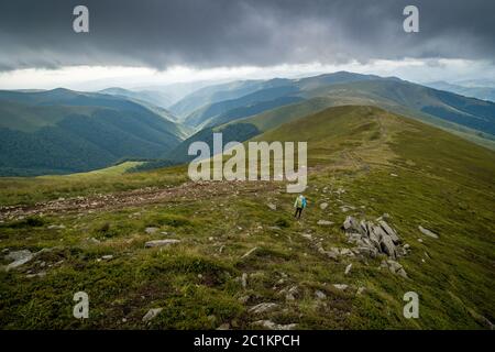 Des nuages de pluie au-dessus des Carpates. Panorama de la crête de l'Ukrainian Borzhava Carpates Banque D'Images