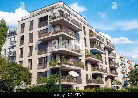 Multi-moderne gris maison familiale avec balcon vu à Berlin, Allemagne Banque D'Images