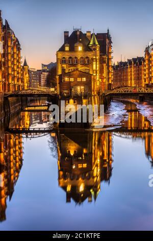 L'ancienne Speicherstadt à Hambourg, en Allemagne, au crépuscule Banque D'Images