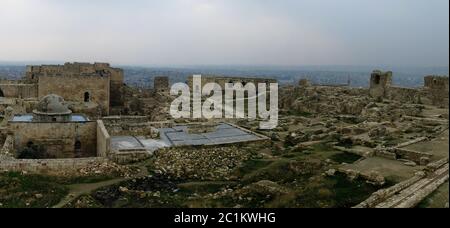 Panorama à l'intérieur d'Alep ruiné citadelle, Syrie Banque D'Images