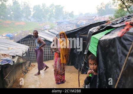 Nouveau peuple Rohingya au camp de réfugiés de Kutupalong, Bangladesh, le mardi 03 octobre 2017. Banque D'Images