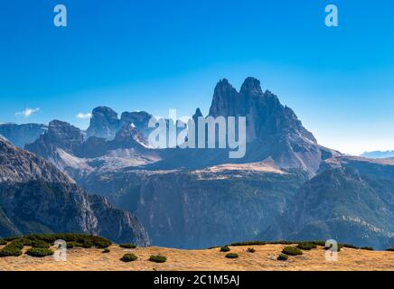 Vue depuis la montagne Strudelkopf sur trois sommets, Dolomites, Tyrol du Sud Banque D'Images