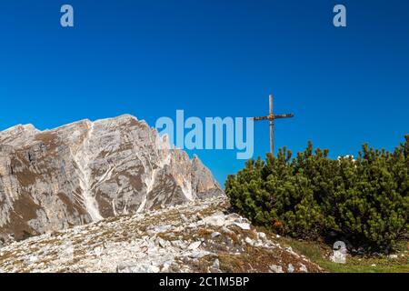 Sommet cross de Strudelkopf mountain, Dolomites, le Tyrol du Sud Banque D'Images