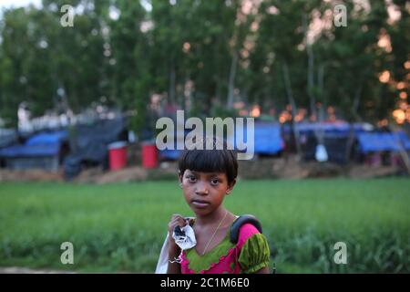 Une jeune fille rohingya se trouve dans la rue à côté d'un camp de réfugiés au camp de réfugiés de Kutupalong, au Bangladesh, le mardi 03 octobre 2017. Banque D'Images