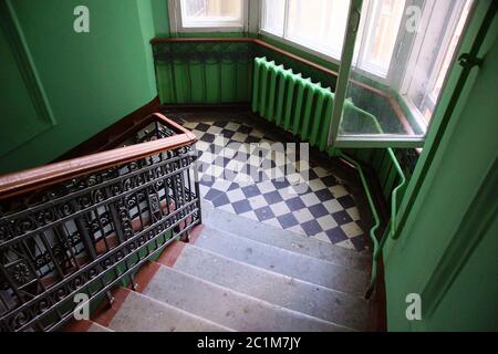 Fragment de l'intérieur de l'escalier dans une maison d'appartement de style Art Nouveau sur la rue Lénine