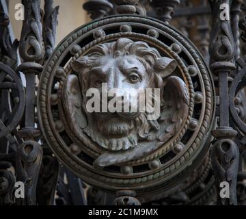 tête de lion en laiton sur la porte, noir et blanc Banque D'Images