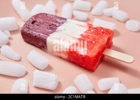 Gâteau aux fruits et aux baies, avec des tranches de glace sur fond rose. Banque D'Images