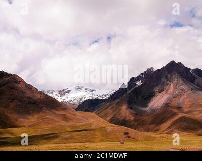 Vue panoramique sur la montagne des Andes au col de l'Abra la Raya, Puno, Pérou Banque D'Images