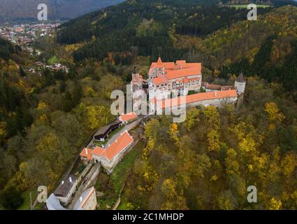 Château de Pernstejn en République tchèque - vue aérienne Banque D'Images