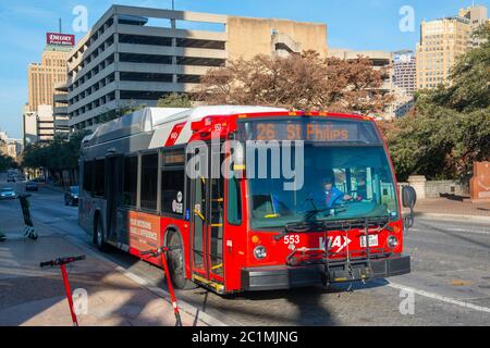 San Antonio VIA le bus public route 26 en direction de St. Philips College sur Market Street dans le centre-ville de San Antonio, Texas, États-Unis. Banque D'Images