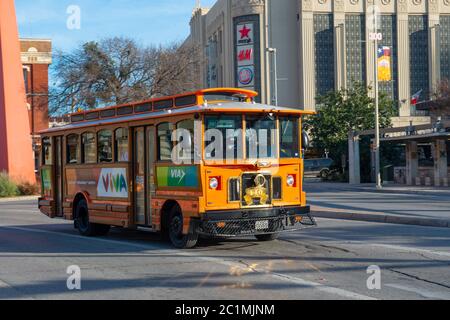 San Antonio VIA bus circuit route 301 Viva Centro sur Alamo Plaza dans le centre-ville de San Antonio, Texas, Etats-Unis. Banque D'Images